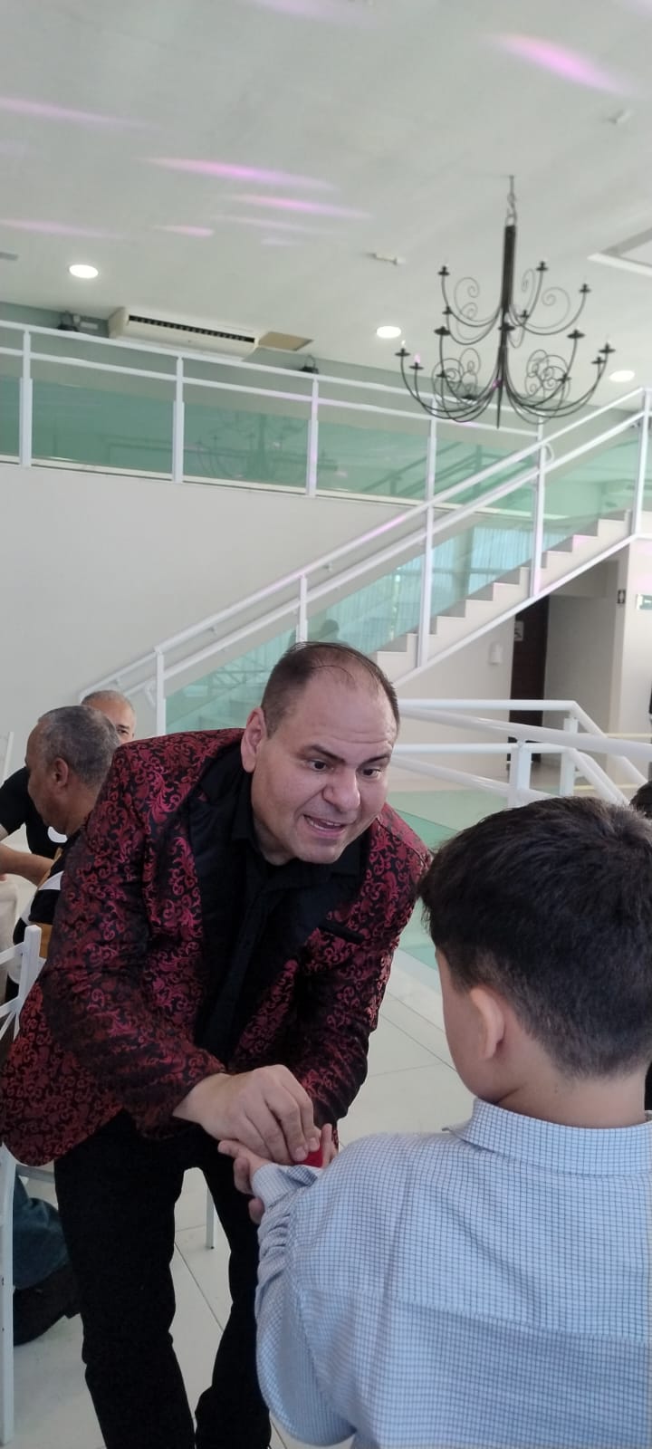 Convidado acompanhando a mágica bem de perto