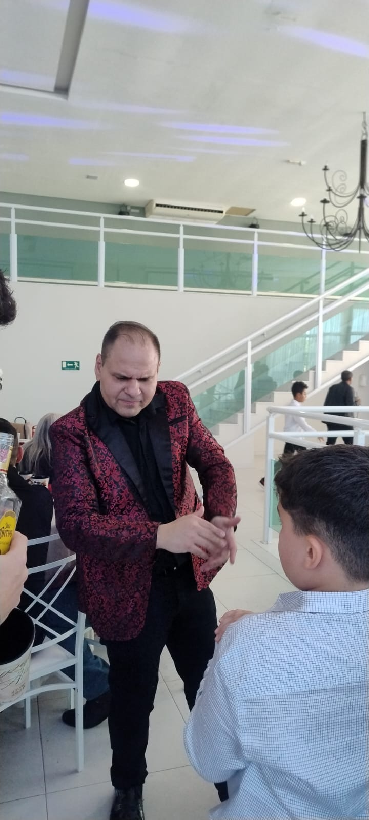 Mágico Rodrigo Bento interagindo com um convidado