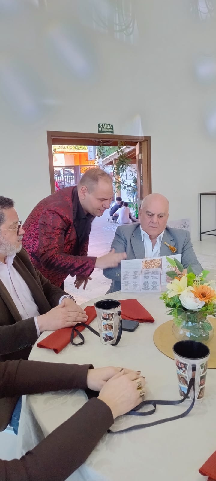Rodrigo Bento apresentando um efeito com cartas