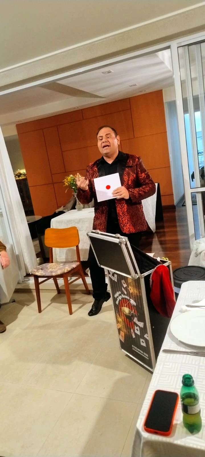 Mágico Rodrigo Bento durante apresentação do show adulto