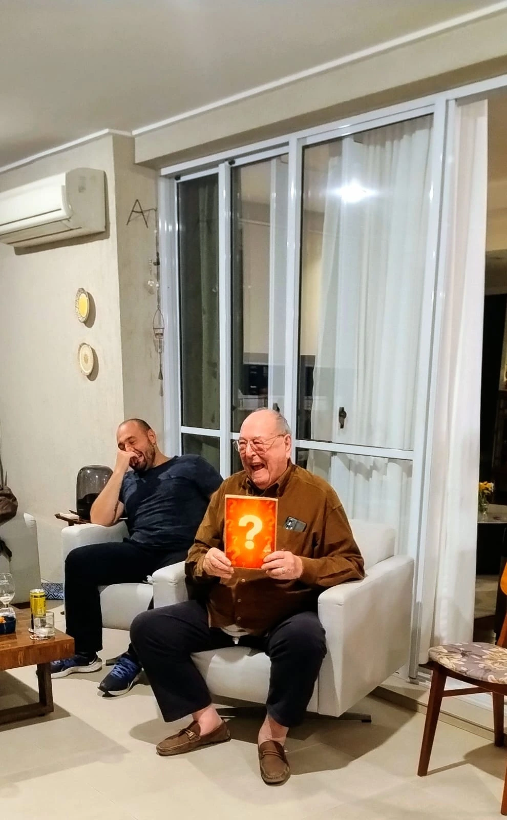 Mágico Rodrigo Bento durante apresentação do show adulto