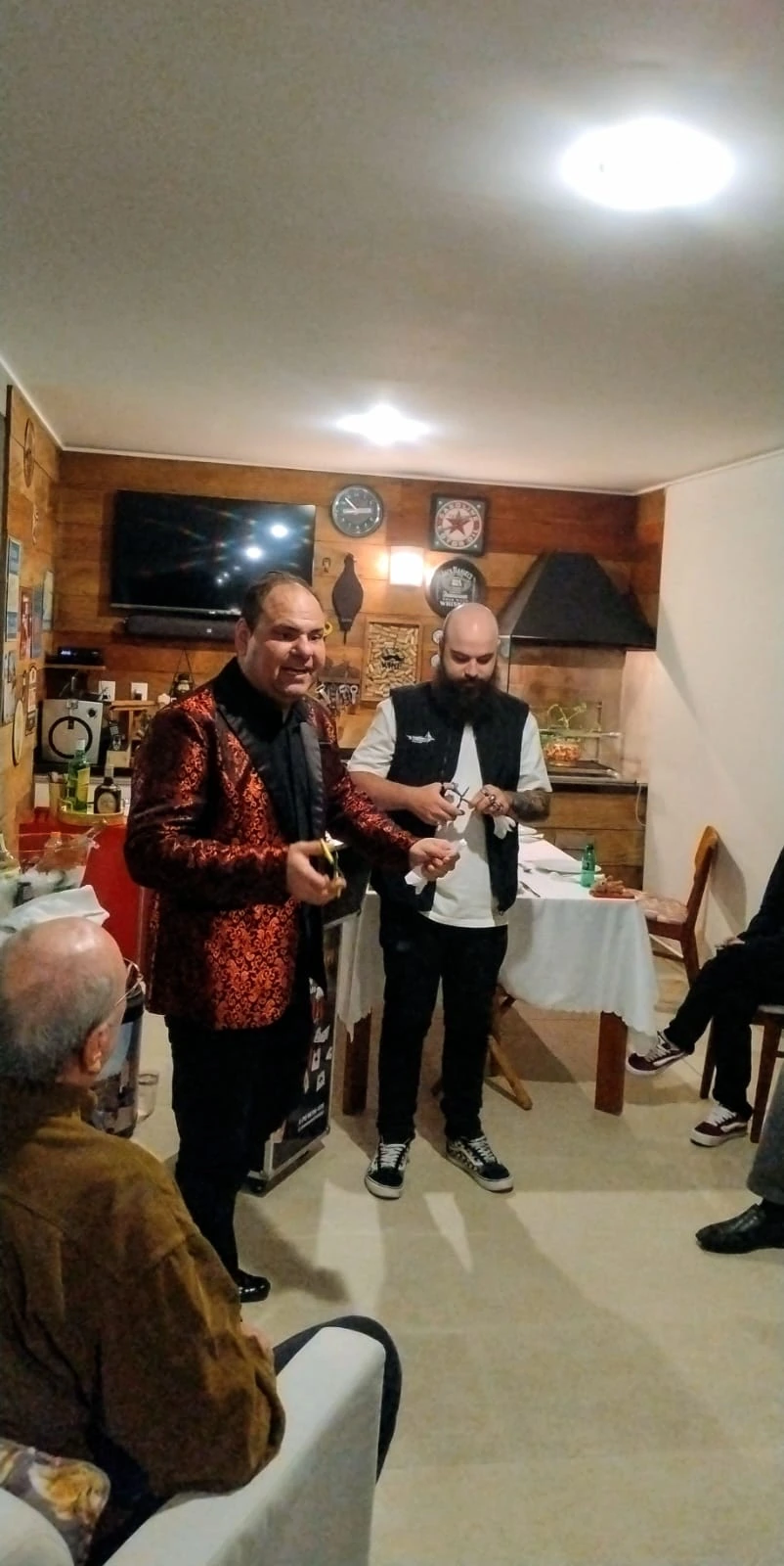 Mágico Rodrigo Bento durante apresentação do show adulto
