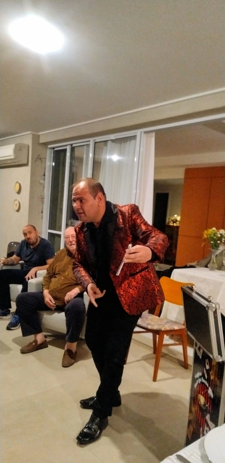 Mágico Rodrigo Bento durante apresentação do show adulto