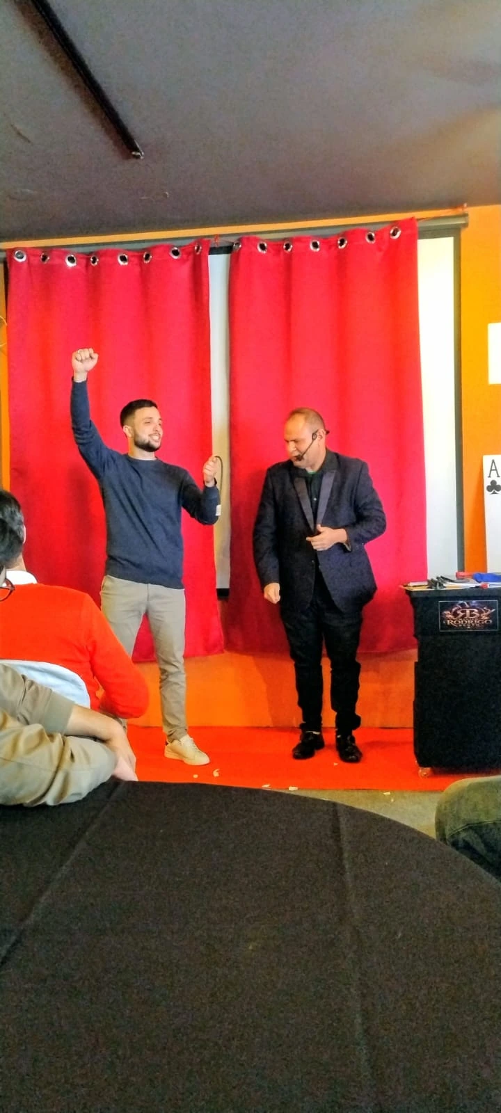 Mágico Rodrigo Bento durante apresentação do show adulto