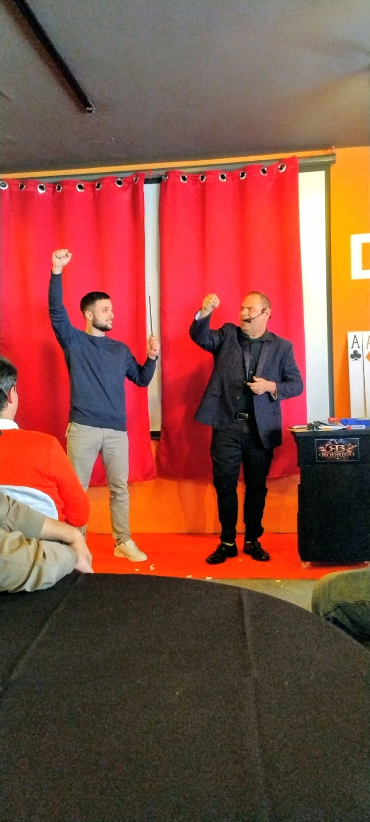 Mágico Rodrigo Bento durante apresentação do show adulto