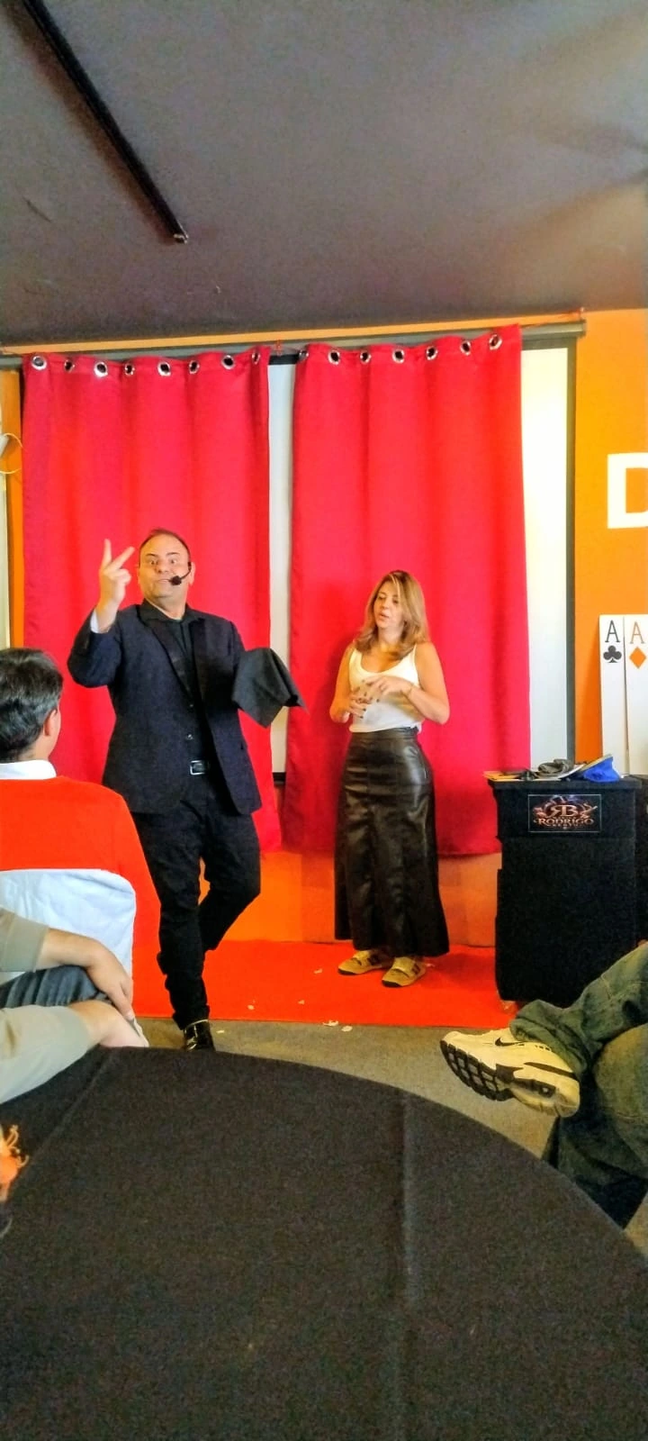 Mágico Rodrigo Bento durante apresentação do show adulto