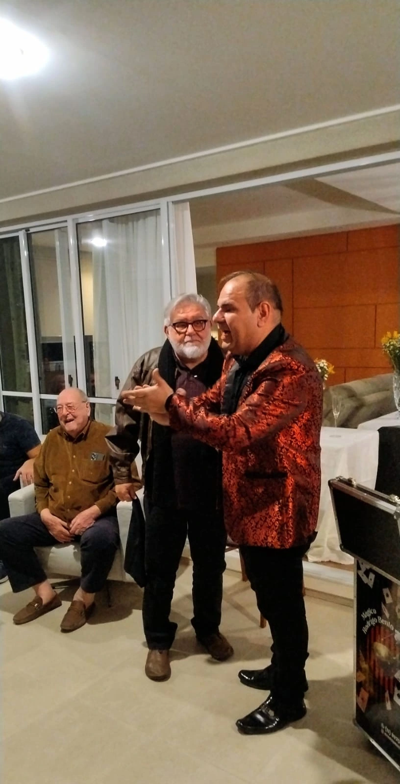 Mágico Rodrigo Bento durante apresentação do show adulto